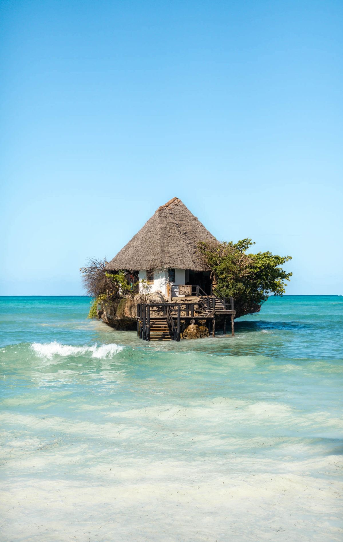 Turkusowy ocean i kameralny domek na wodzie na Zanzibarze